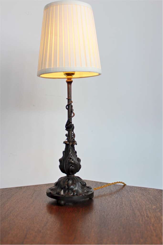 Fine decorative iron table lamp with foliate design