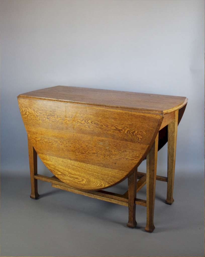 Arts and Crafts period oak gate leg / drop-leaf dining table