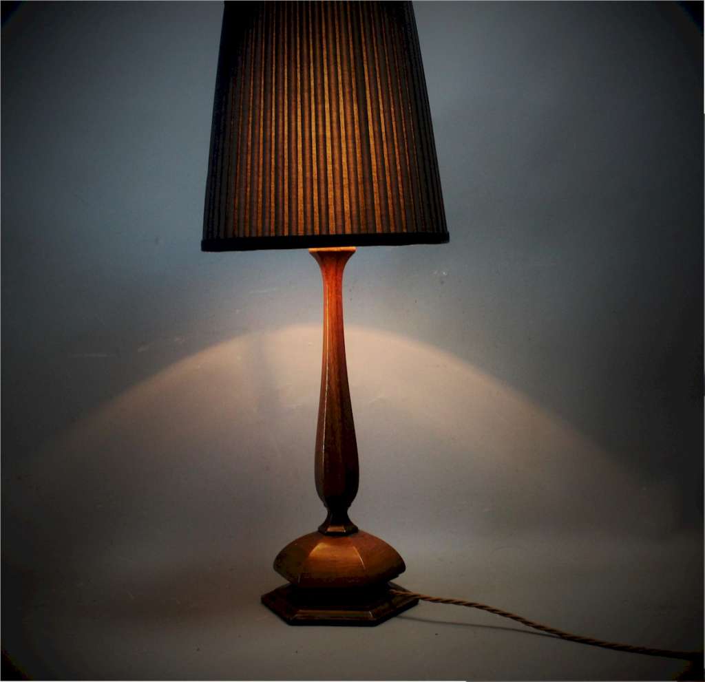 Elegant Edwardian table lamp in mahogany
