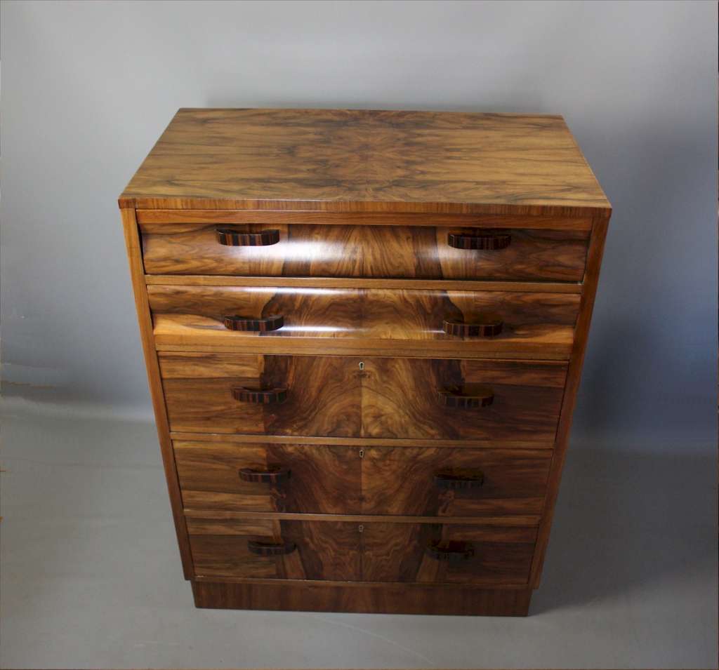 Splendid Art Deco chest of drawers in burr walnut veneer
