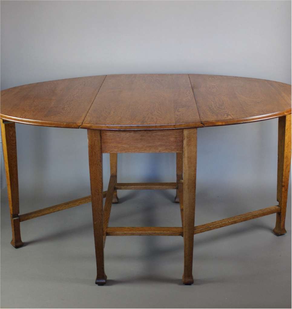Arts and Crafts period oak gate leg / drop-leaf dining table