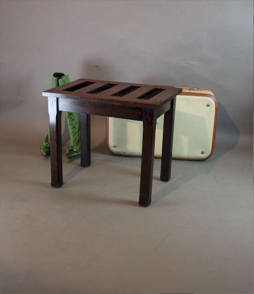 Good quality Edwardian oak luggage table